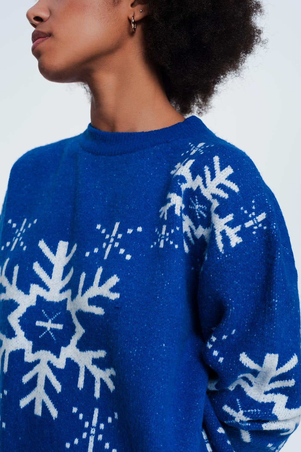 Jersey navideño con diseño de copos de nieve en color azul