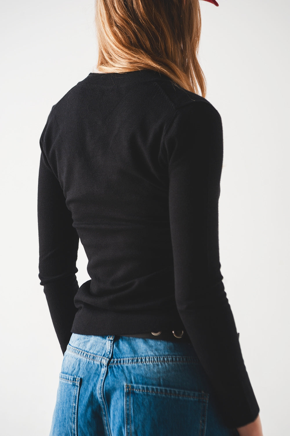 Jersey negro con escote V de punto fino