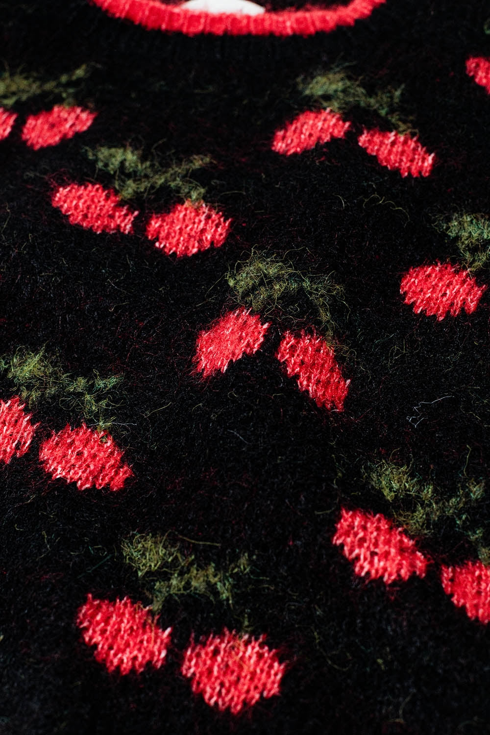 jersey negro de manga corta con estampado de cerezas