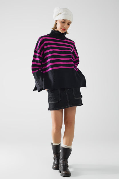 Jersey oversize azul marino de cuello alto con rayas fucsias y aberturas laterales