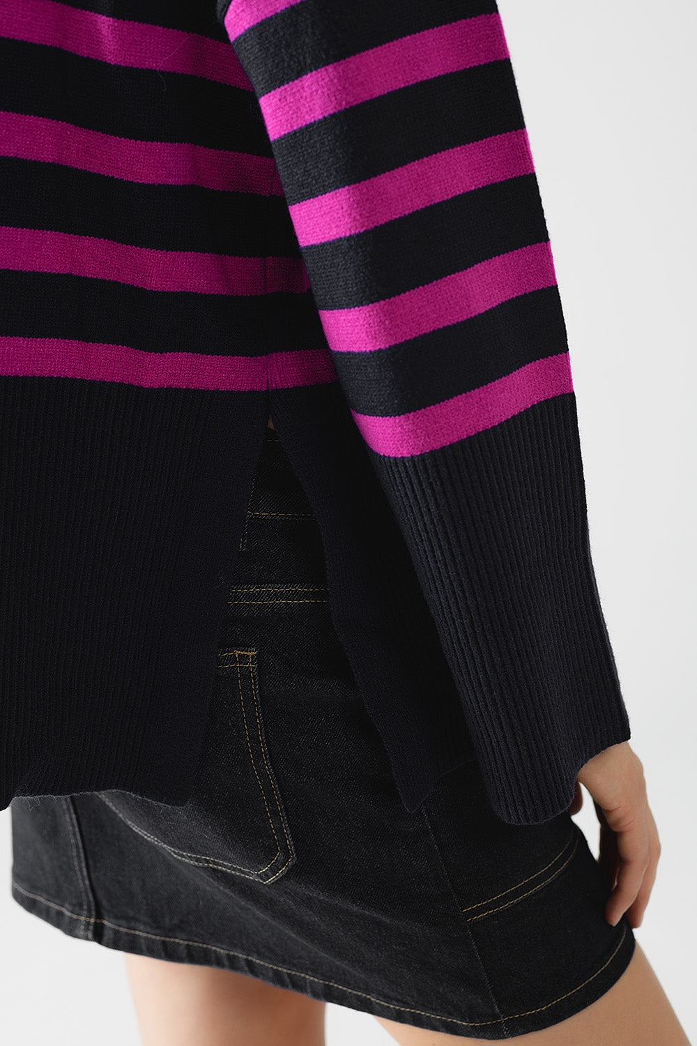 Jersey oversize azul marino de cuello alto con rayas fucsias y aberturas laterales