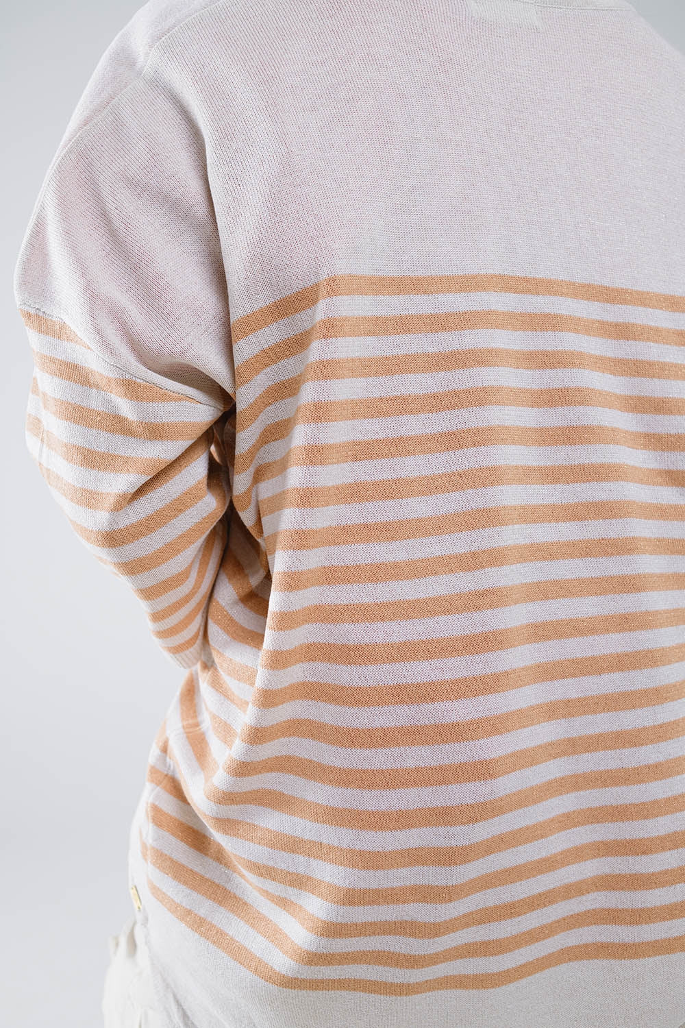 Jersey oversize beige con rayas marrones y cuello de pico