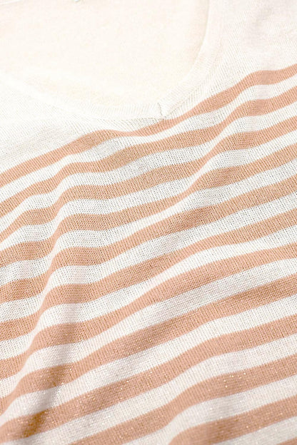 Jersey oversize beige con rayas marrones y cuello de pico