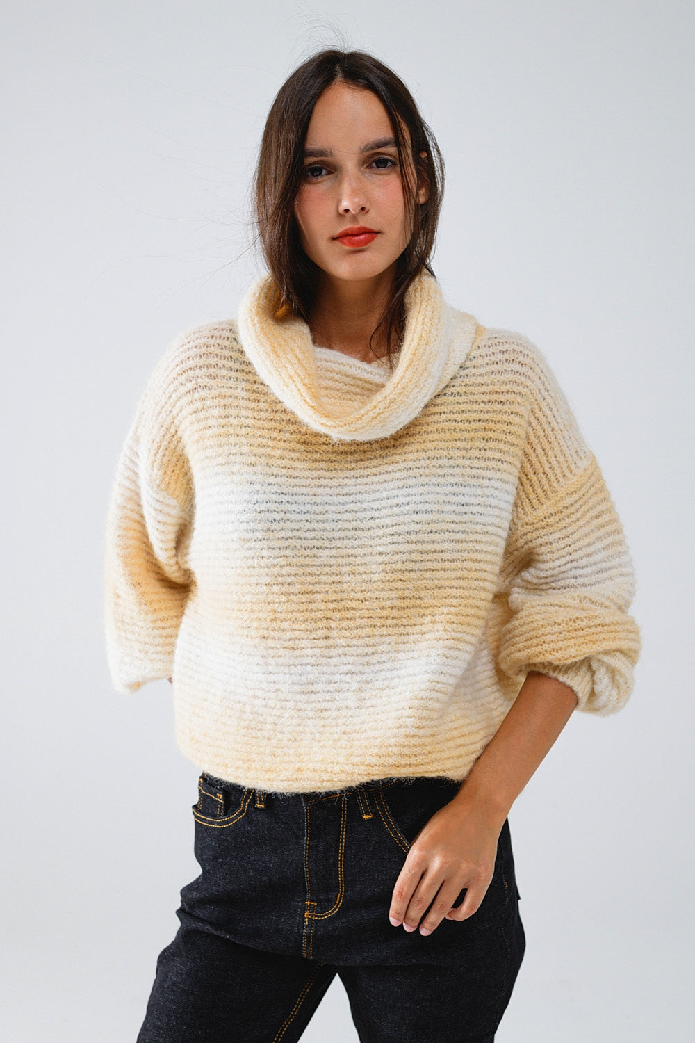 Jersey oversize de cuello alto en cálidos tonos neutros