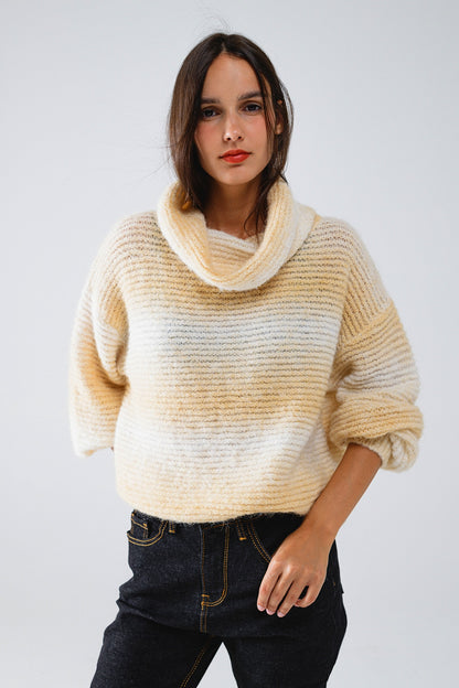 Jersey oversize de cuello alto en cálidos tonos neutros