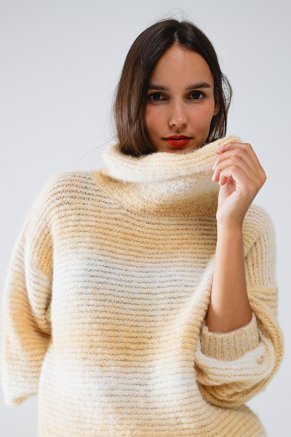 Jersey oversize de cuello alto en cálidos tonos neutros