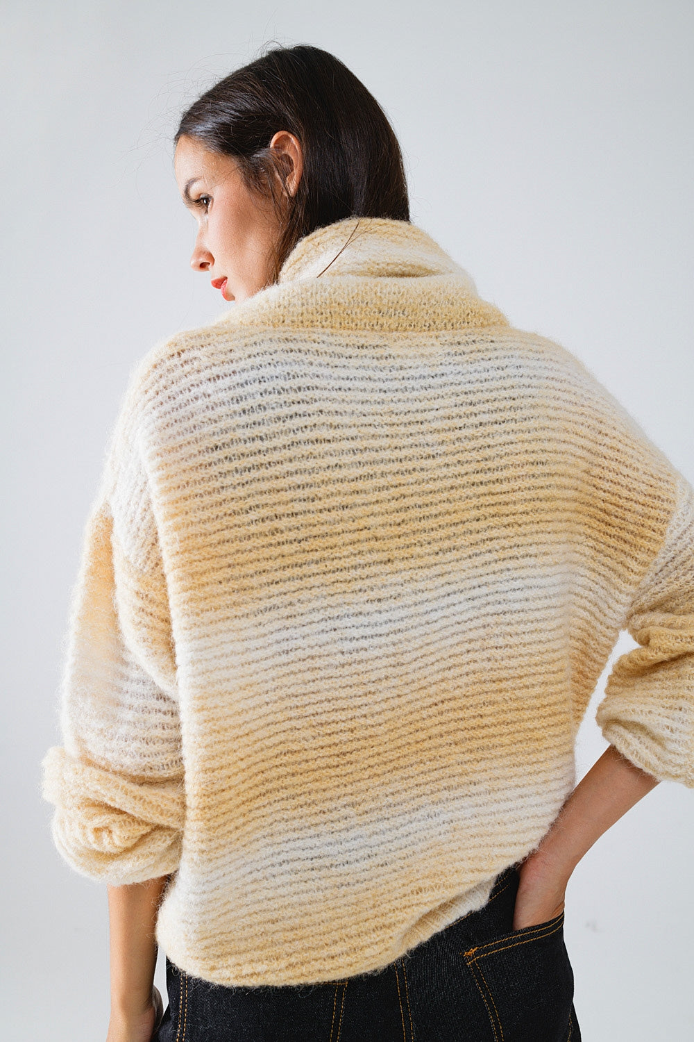 Jersey oversize de cuello alto en cálidos tonos neutros
