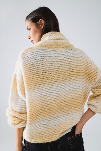 Jersey oversize de cuello alto en cálidos tonos neutros