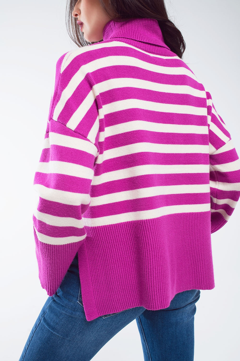 Jersey oversize fucsia de cuello alto con rayas blancas y aberturas laterales