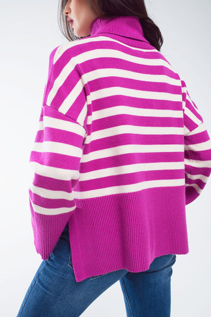 Jersey oversize fucsia de cuello alto con rayas blancas y aberturas laterales