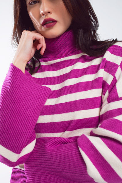 Jersey oversize fucsia de cuello alto con rayas blancas y aberturas laterales