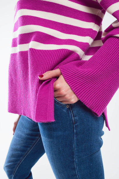 Jersey oversize fucsia de cuello alto con rayas blancas y aberturas laterales