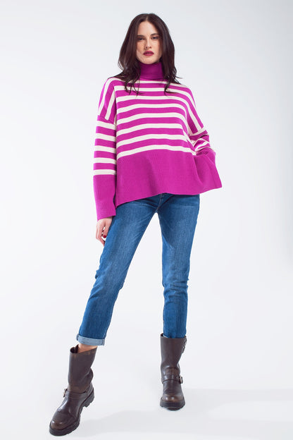 Jersey oversize fucsia de cuello alto con rayas blancas y aberturas laterales