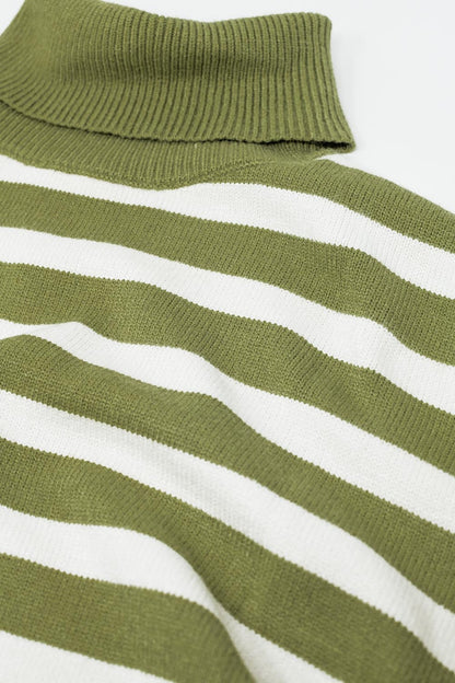 Jersey oversize verde de cuello alto con rayas blancas y aberturas laterales