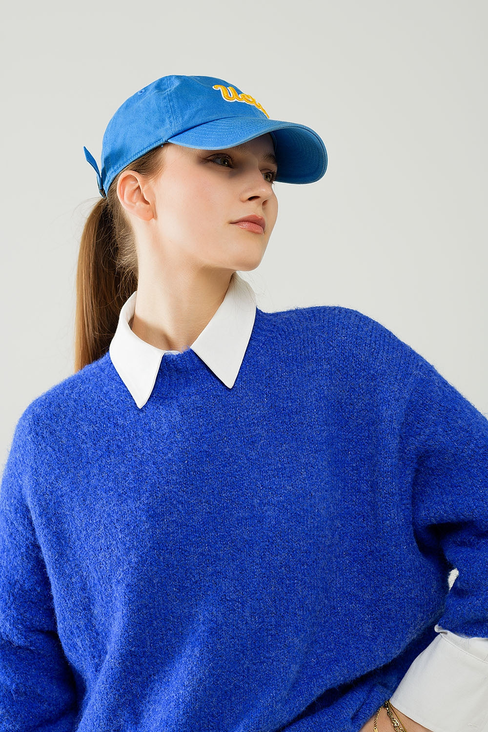 Jersey relajado con manga francesa y cuello redondo en azul tinta