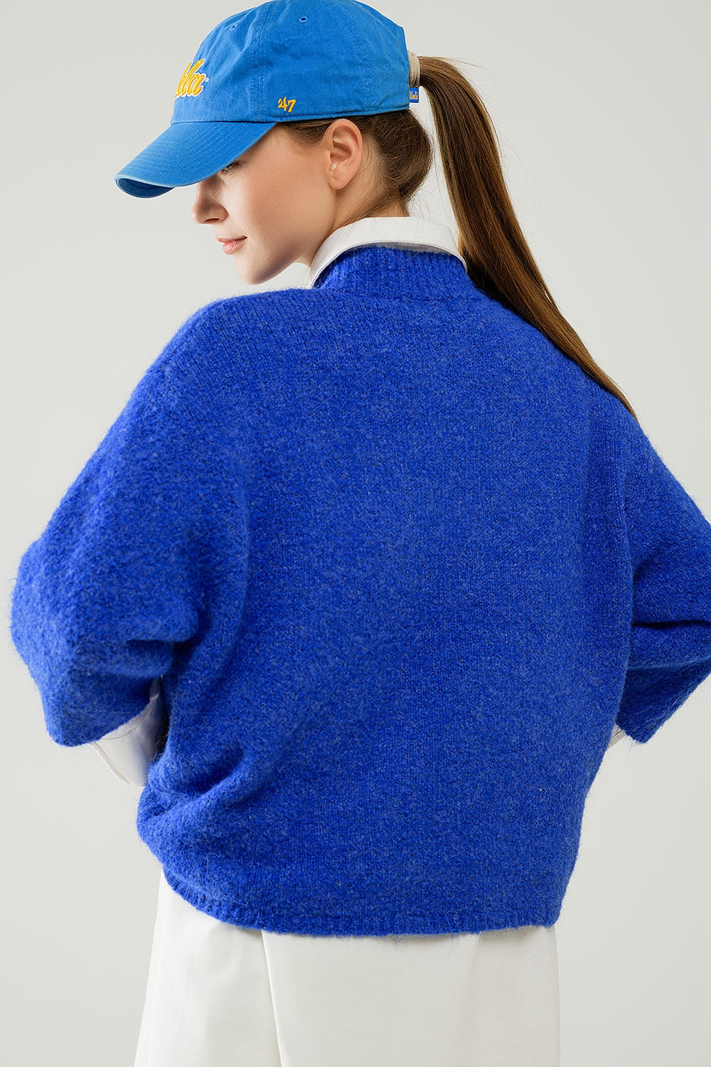 Jersey relajado con manga francesa y cuello redondo en azul tinta