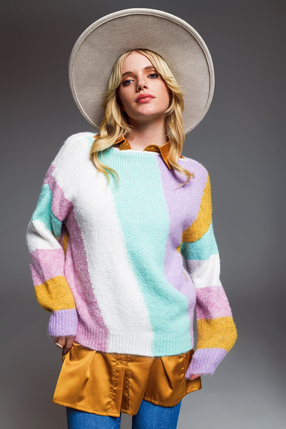 Jersey relajado de rayas diagonales multicolor con cuello barco en colores pastel