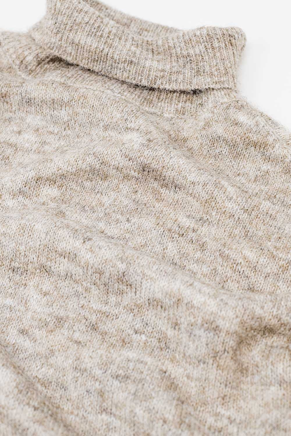 Jersey relax fit beige de cuello alto mullido