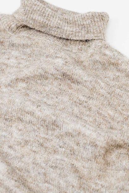 Jersey relax fit beige de cuello alto mullido