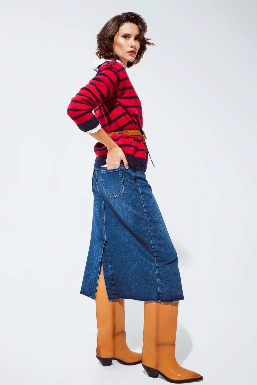 Jersey rojo con rayas azules y cuello redondo blanco