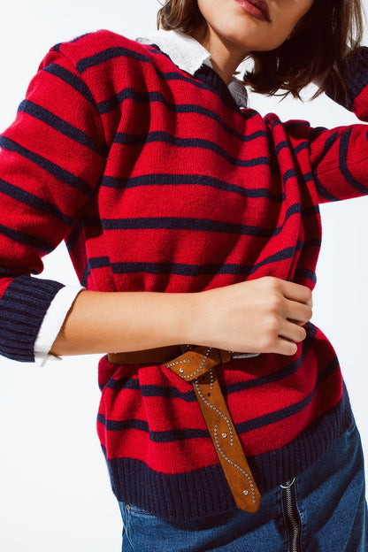 Jersey rojo con rayas azules y cuello redondo blanco