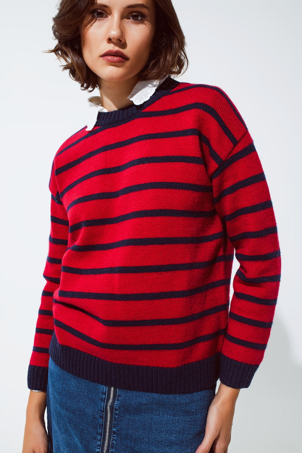 Jersey rojo con rayas azules y cuello redondo blanco