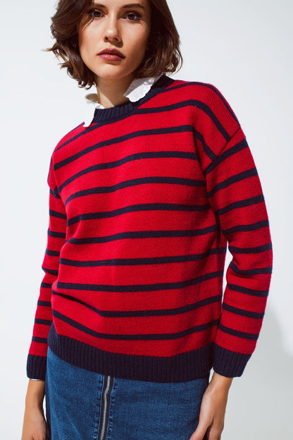 Jersey rojo con rayas azules y cuello redondo blanco