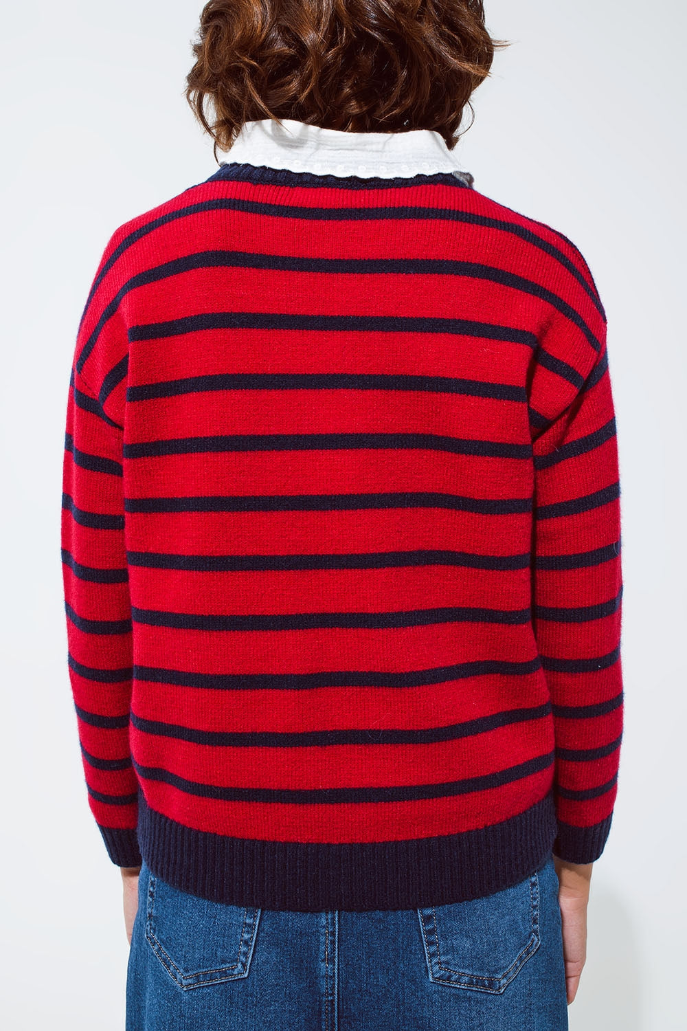 Jersey rojo con rayas azules y cuello redondo blanco