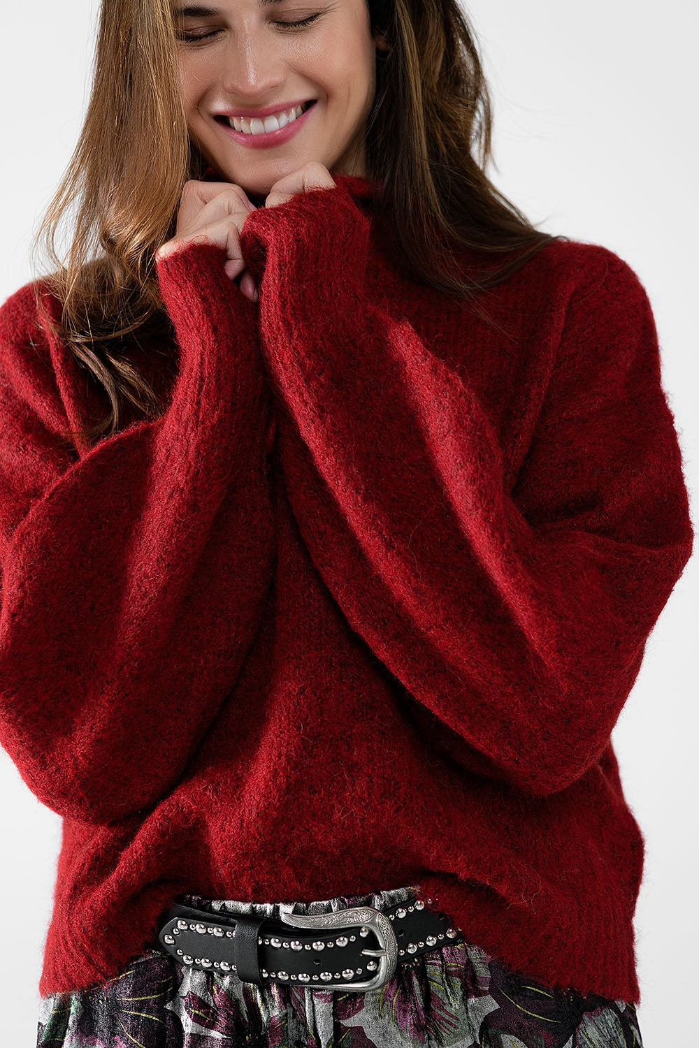 Jersey rojo esponjoso con cuello alto y mangas globo
