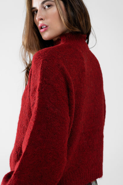 Jersey rojo esponjoso con cuello alto y mangas globo