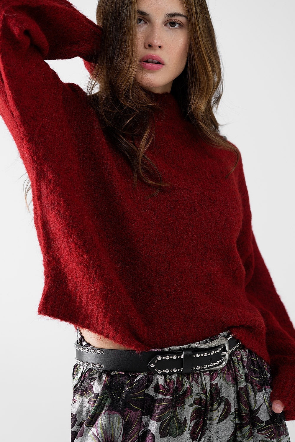 Jersey rojo esponjoso con cuello alto y mangas globo
