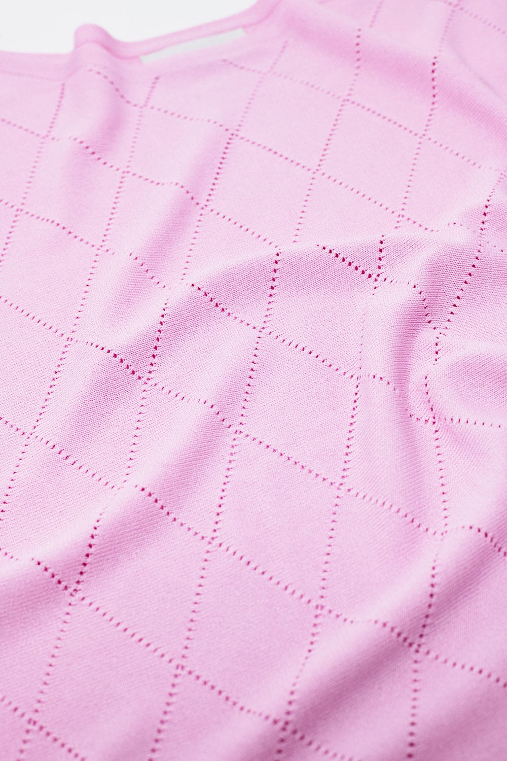 Jersey rosa claro con estampado de rombos y cuello barco