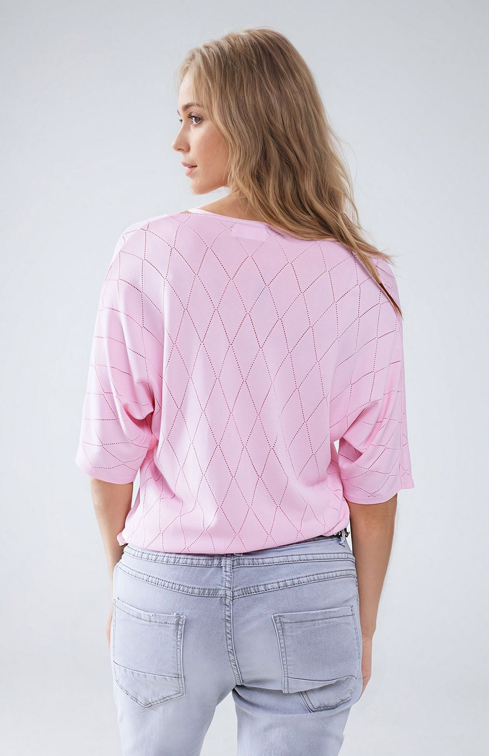 Jersey rosa claro de manga corta con estampado de rombos