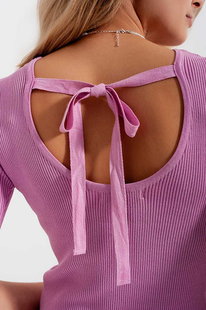 Jersey rosa de punto con detalle anudado en la parte posterior