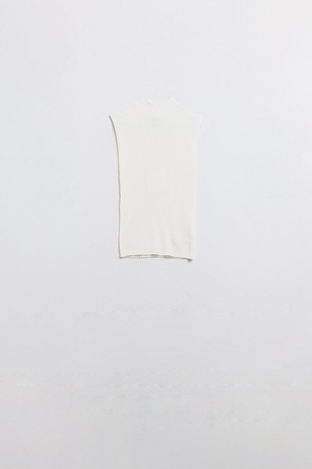 Jersey sin mangas de punto fino de lana en color crudo