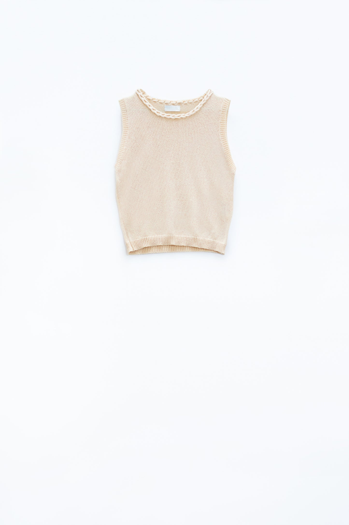 Q2 Jersey sin mangas en color beige con escote redondo y detalle de trenza en el cuello