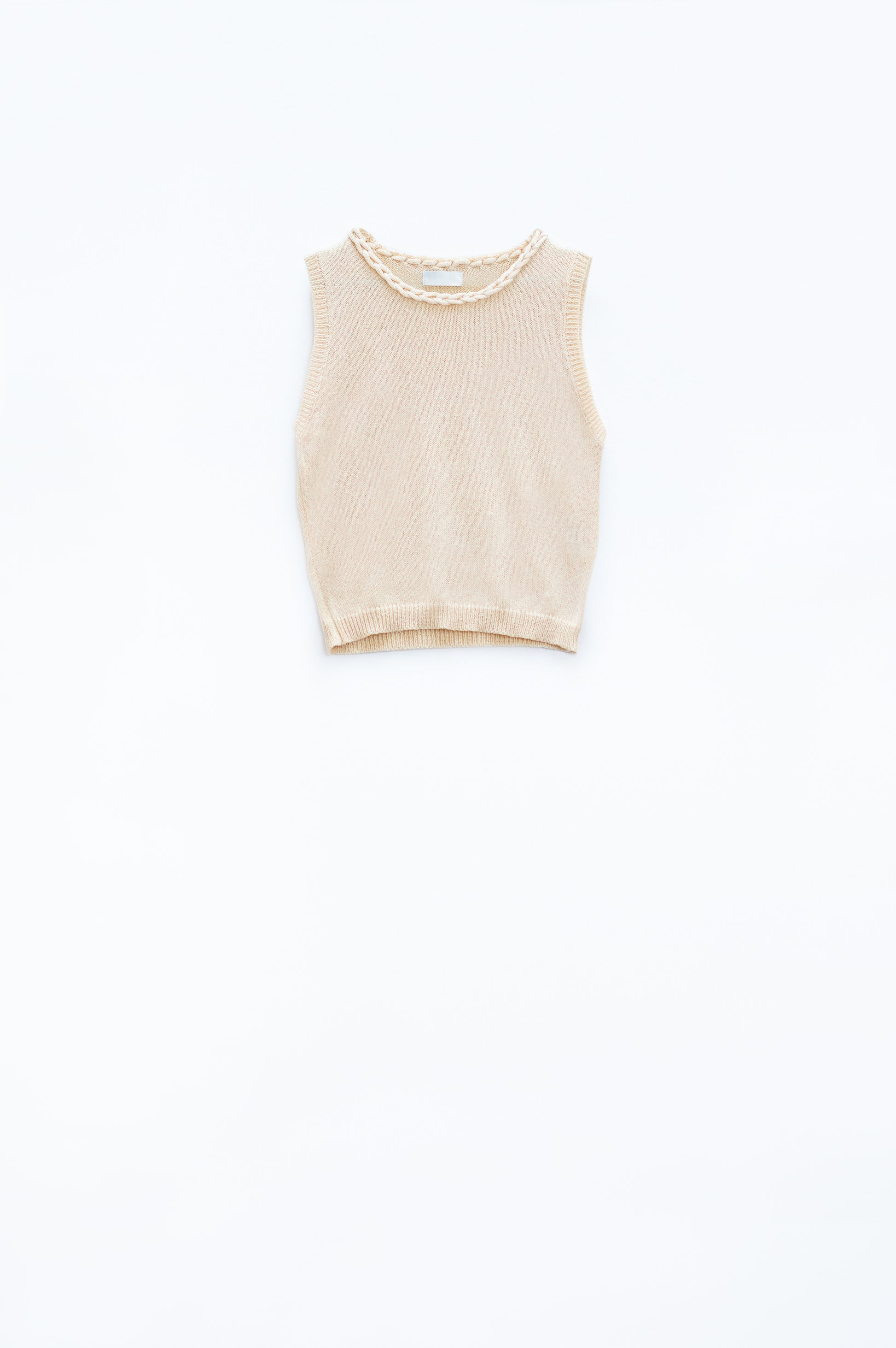 Q2 Jersey sin mangas en color beige con escote redondo y detalle de trenza en el cuello