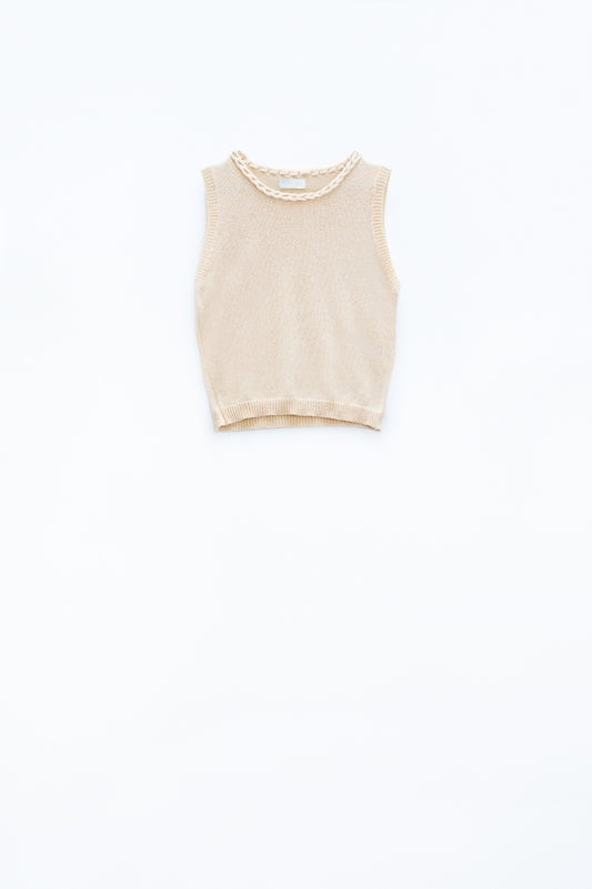 Q2 Jersey sin mangas en color beige con escote redondo y detalle de trenza en el cuello