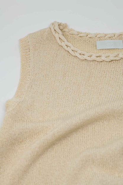 Jersey sin mangas en color beige con escote redondo y detalle de trenza en el cuello