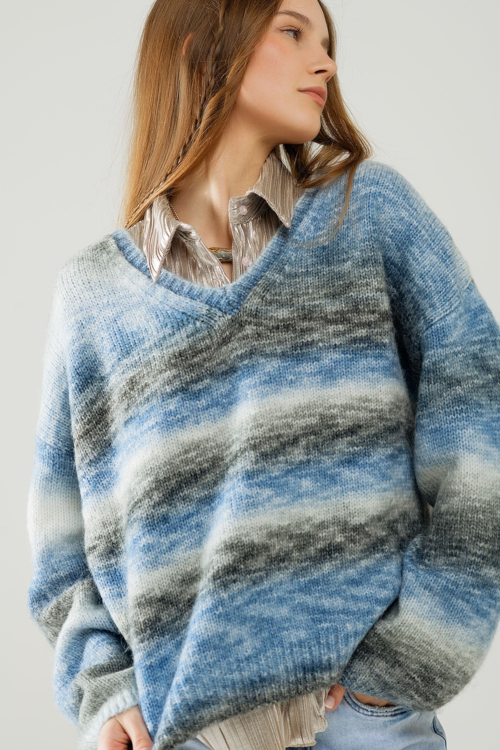 Jersey suelto con cuello de pico y rayas azules y grises