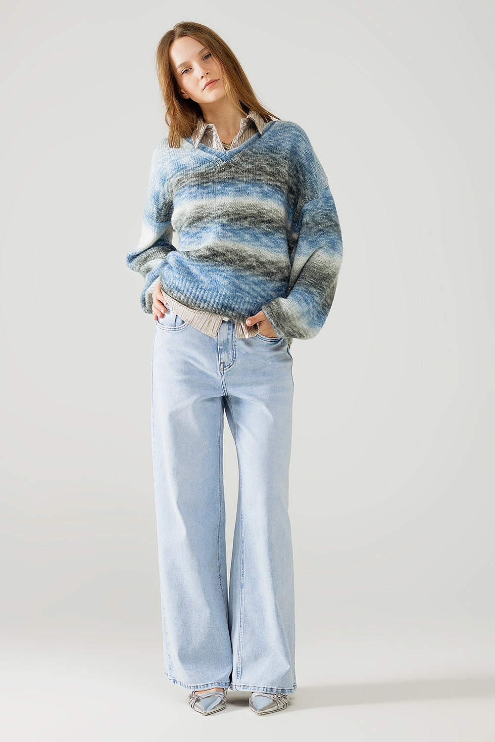 Jersey suelto con cuello de pico y rayas azules y grises