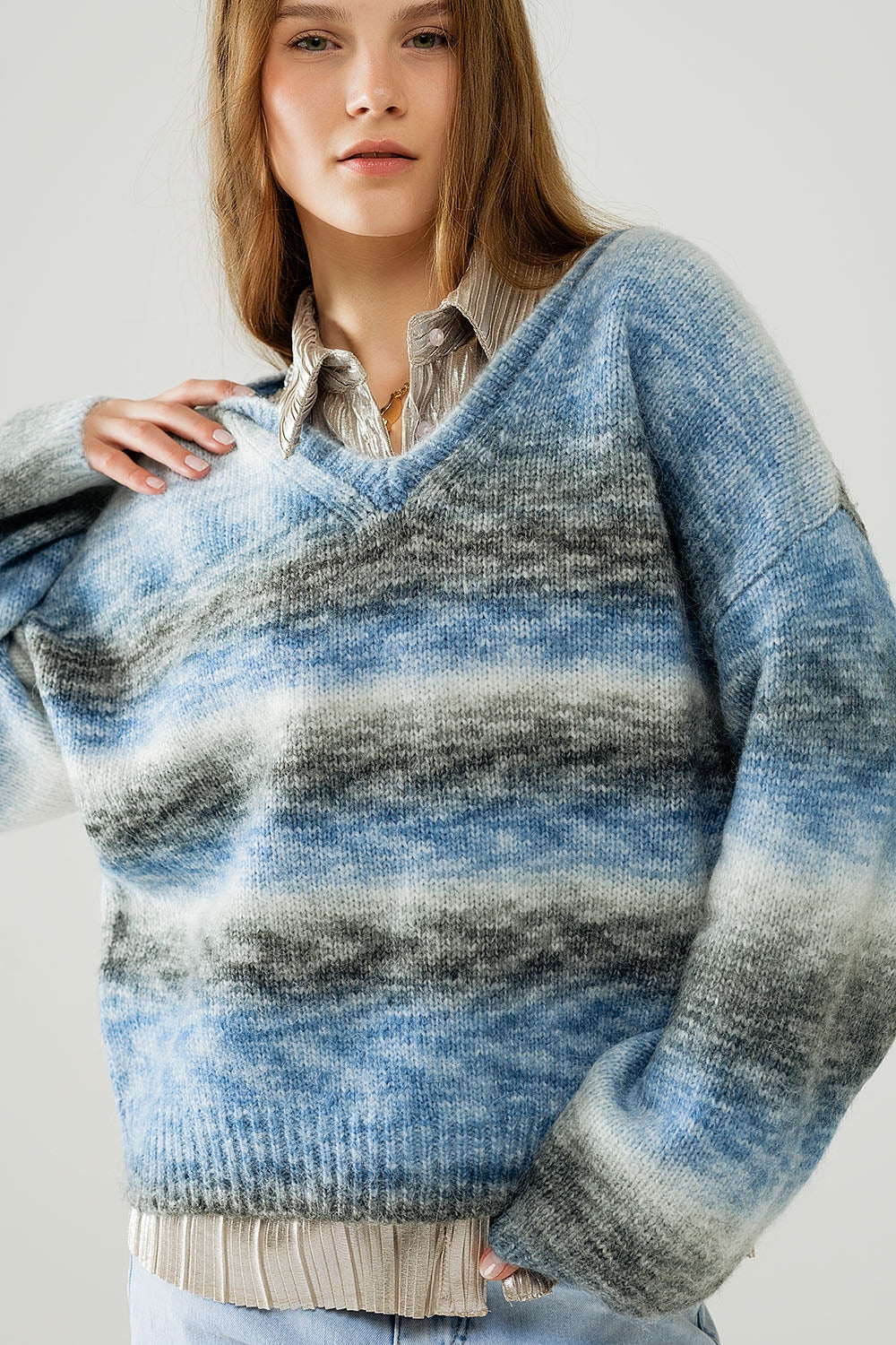 Jersey suelto con cuello de pico y rayas azules y grises