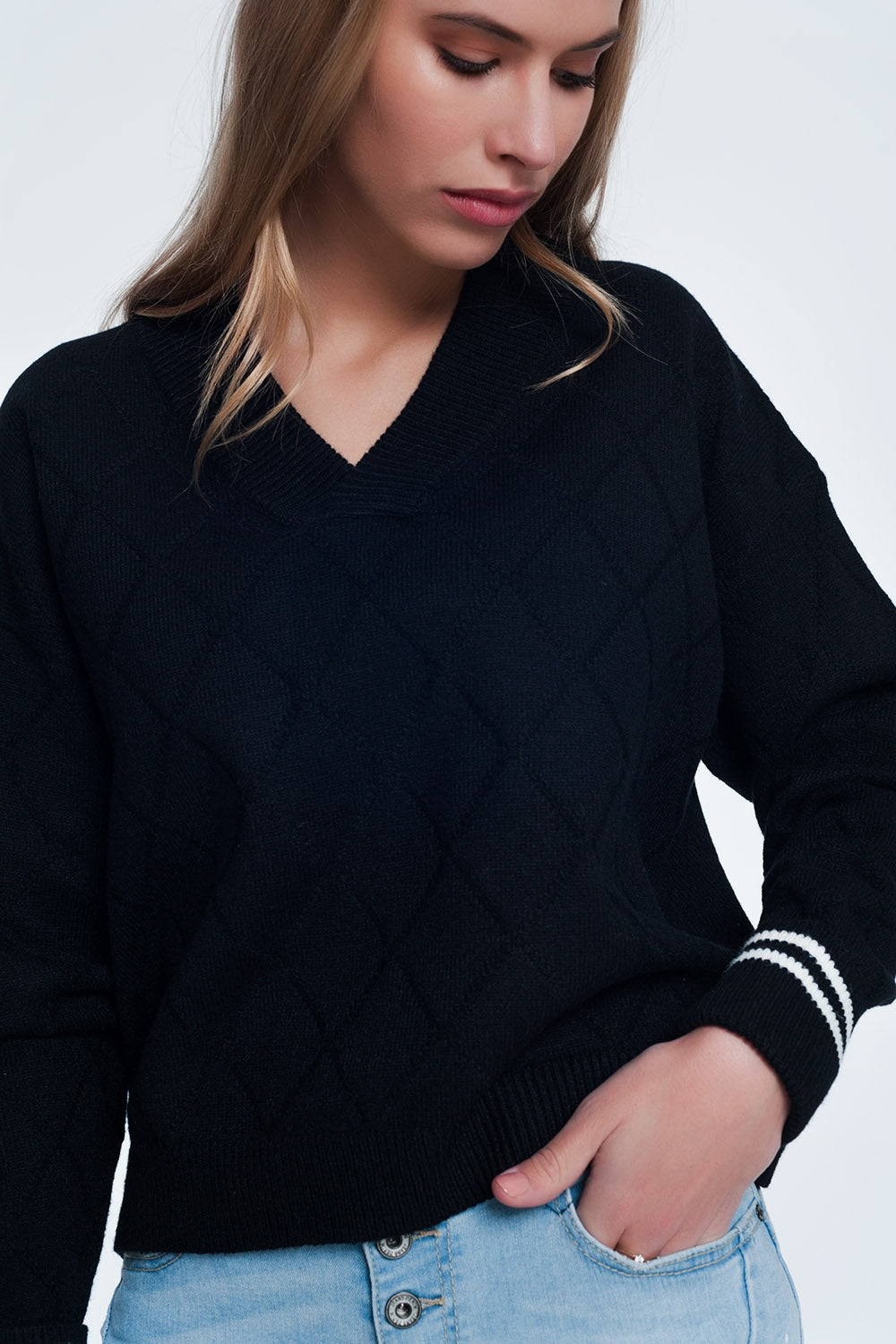 Jersey texturizado con cuello V de color negro