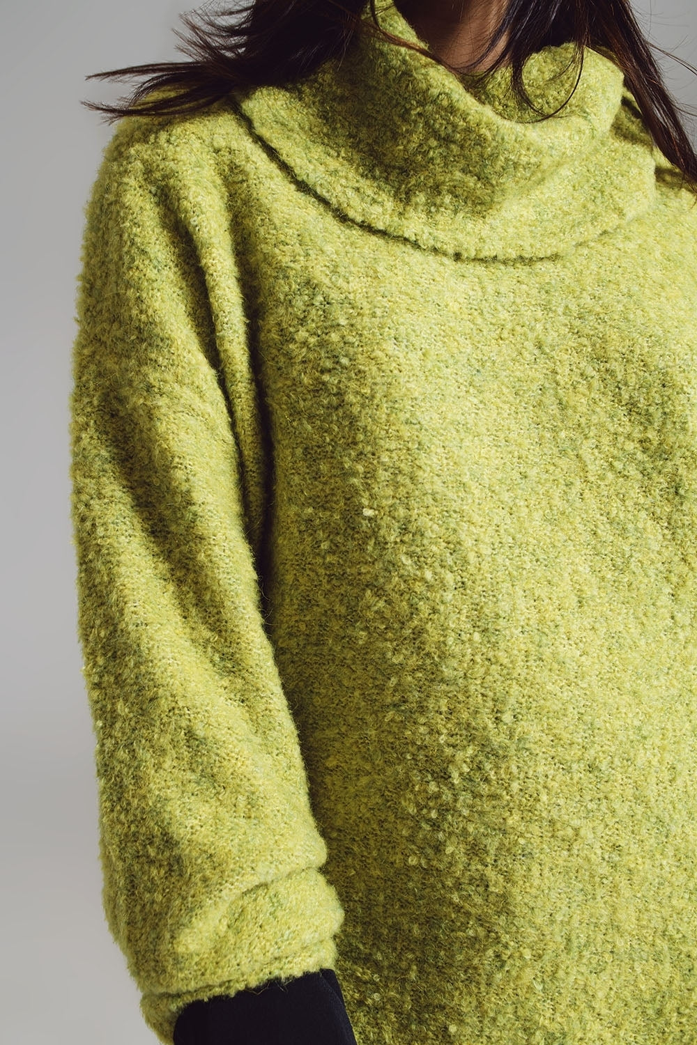 Jersey verde con cuello bardot.