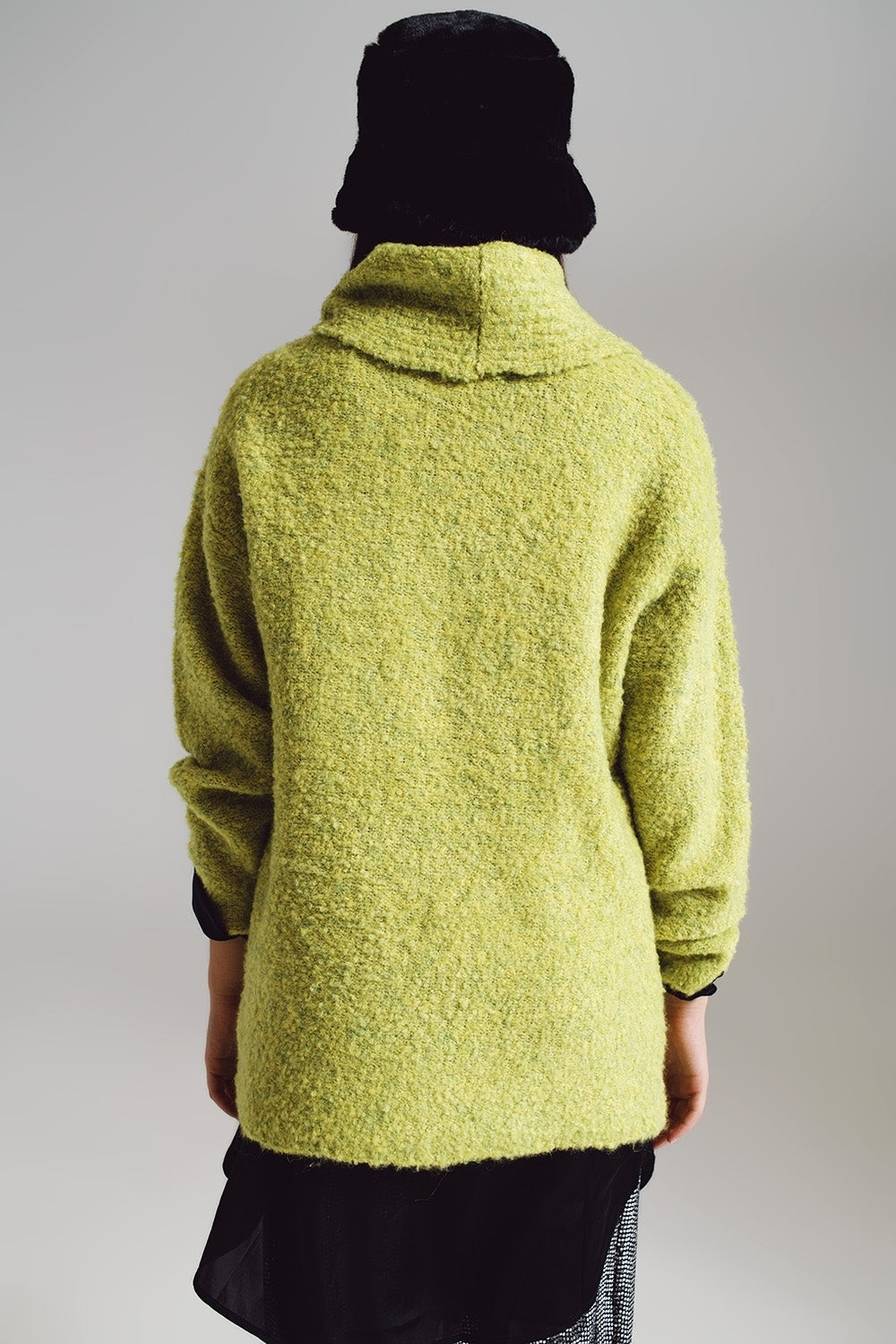 Jersey verde con cuello bardot.