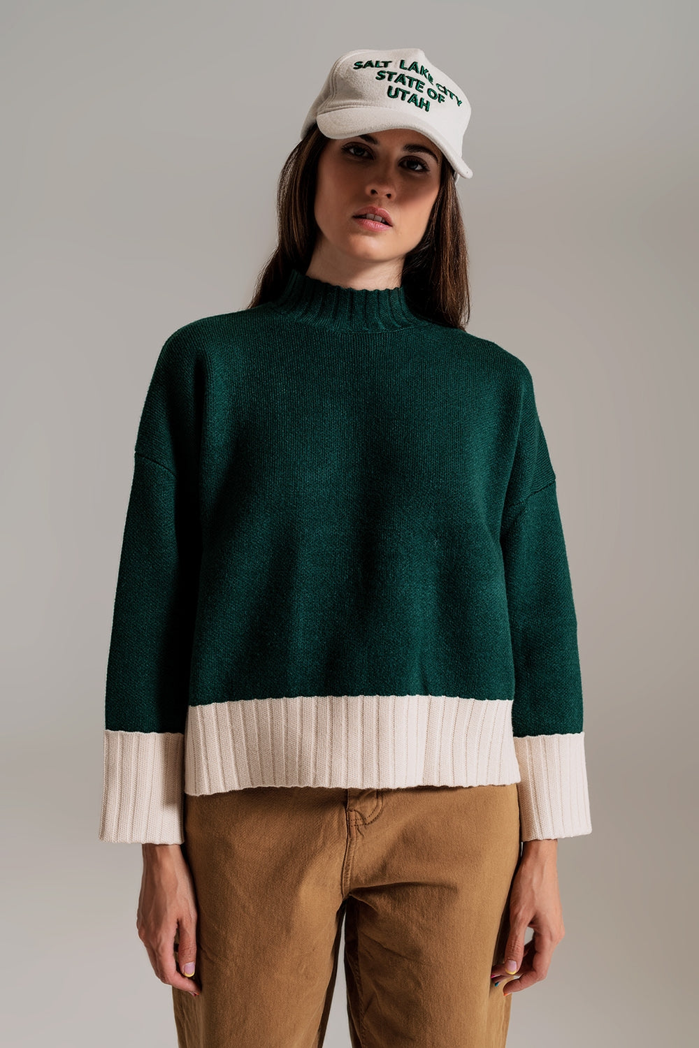Jersey verde con puños y dobladillo blanco en canalé