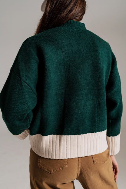 Jersey verde con puños y dobladillo blanco en canalé