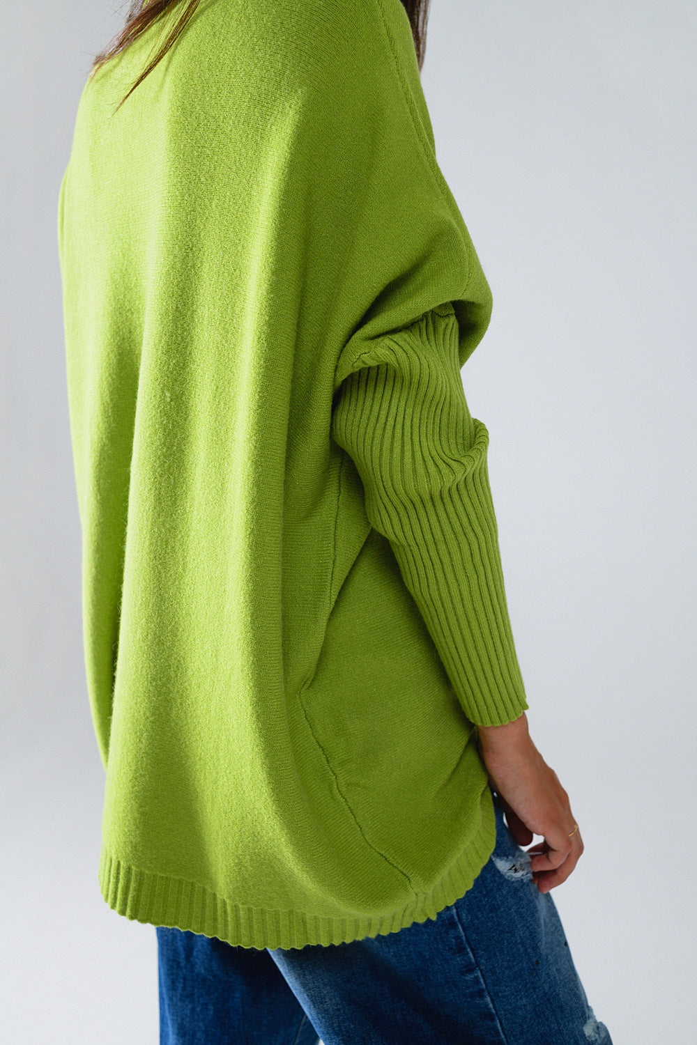 Jersey verde de gran tamaño y acogedor con mangas acanaladas