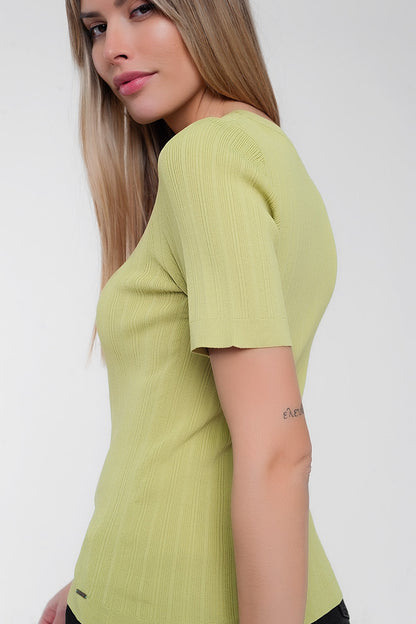 Jersey verde de manga corta con cuello ancho