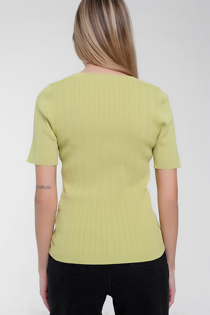 Jersey verde de manga corta con cuello ancho